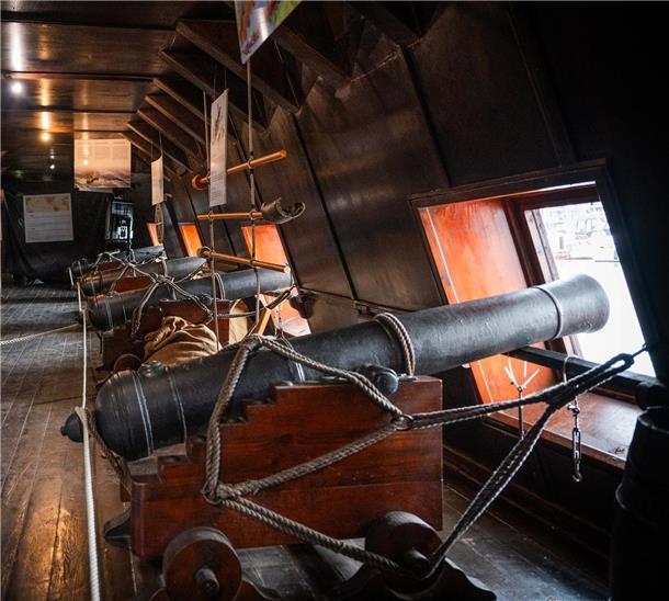 Blick in den Lagerraum: Die „El Galeon“ ist von Mast bis Kiel bis ins kleinste Detail originalgetreu nachgebildet.