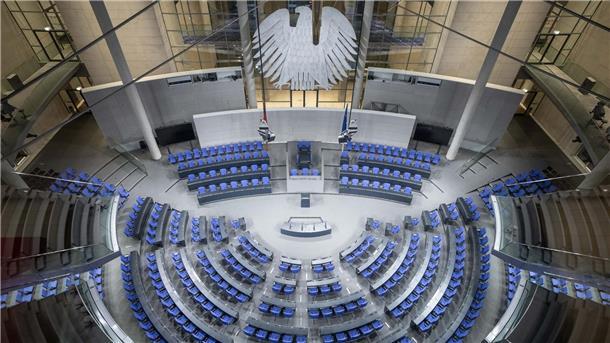Blick in den Plenarsaal des Bundestags im Reichstagsgebäude.