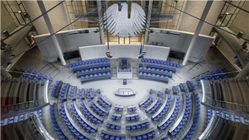 Blick in den Plenarsaal des Bundestags im Reichstagsgebäude.
