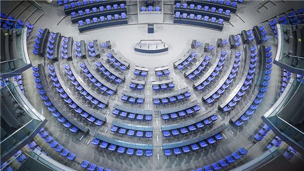 Blick in den Plenarsaal des Bundestags zu Beginn der Sitzungswoche. Mit der Wahlrechtsreform, die SPD, Grüne und FDP vorschlagen, soll der Bundestag auf seine Regelgröße schrumpfen.