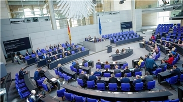 Blick in den Plenarsaal des Deutschen Bundestags. Abgeordnete bekommen ab dem 1. Juli mehr Gehalt.