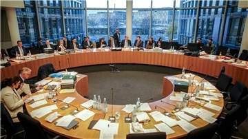 Blick in den Sitzungssaal mit dem Haushaltsausschuss des Bundestags mit der finalen Beratung des Etats für 2024.