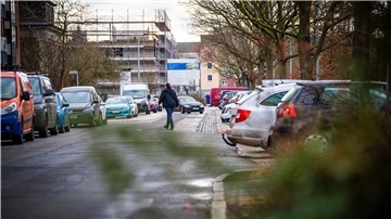 Blick in die Bremerhavener Kaistraße: Hier soll eine Promenade am Wasser entstehen. Geparkt wird dann nur noch auf der anderen Seite. 