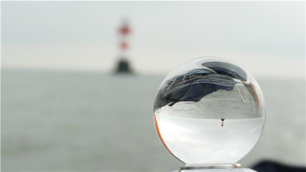Blick in die Glaskugel: Wie geht es weiter mit dem Leuchtturm „Roter Sand“? Bleibt er in der Außenweser oder rückt er an die Küste? Die Deutsche Stiftung Denkmalschutz berät mehrere Varianten.