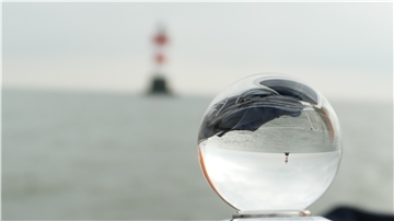 Blick in die Glaskugel: Wie geht es weiter mit dem Leuchtturm „Roter Sand“? Bleibt er in der Außenweser oder rückt er an die Küste? Die Deutsche Stiftung Denkmalschutz berät mehrere Varianten.