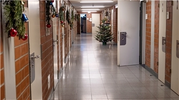 Der Gang im Zellentrakt der Justizvollzugsanstalt Uelzen ist am 09.12.2021 festlich geschmueckt. Weihnachten ist fuer die Haeftlinge die Trennung von Freunden und Familie oft schwer. 