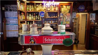 Blick in die Kult-Kneipe Kupferkanne in der Steinmetzstraße in Berlin-Schöneberg. Seit einigen Jahren kommen wieder vermehrt jüngere Menschen in die Kneipe.