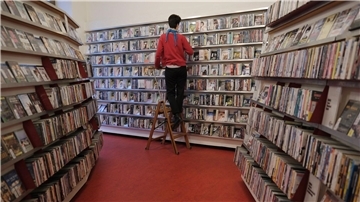 Blick in die Räume der Videothek des Filmkunstvereins Format in Halle.