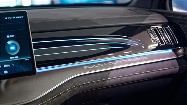 BYD traut sich bis zu zehn Prozent Elektro-Marktanteil zu Blick in ein Cockpit eines Tang der Marke BYD der in dem BYD Concept Store in der Kölner Innenstadt steht.