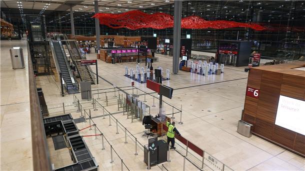 Warnstreiks in Berlin und Hamburg: Hunderte Flugausfälle Blick in ein nahezu menschenleeres Terminal am Flughafen BER.