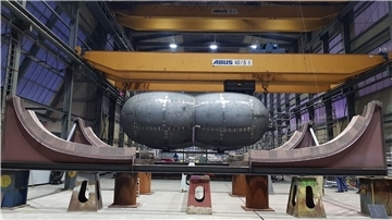 Blick in eine der Produktionshallen von Stahlbau Nord im Fischereihafen. Im Auftrag der Reederei Hurtigruten aus Norwegen bauen Stahlbau Nord und Bredo Dry Docks GmbH insgesamt drei sogenannte LNG-„Bi-Nut-Tanks“.