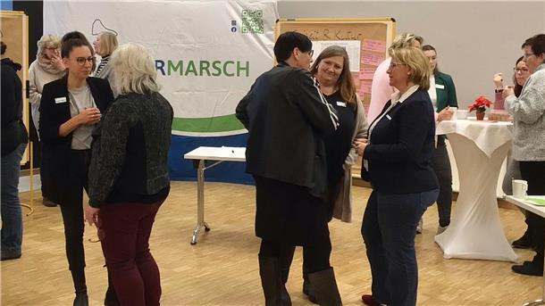 Blick in eine offene Gesprächsrunde während der Auftaktveranstaltung zu „Wesermarsch inklusiv“ in Rodenkirchen.