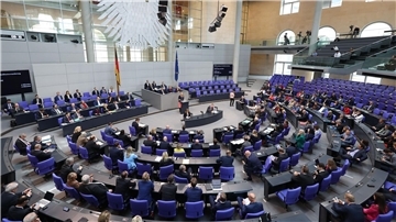 Blick in eine Sitzung des Deutschen Bundestages im Plenarsaal des Reichstagsgebäudes.