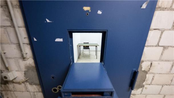 Symbolort der Linksterroristen: Stammheim wird abgerissen Blick in eine Wartezelle im Mehrzweckgebäude der Justizvollzugsanstalt Stuttgart-Stammheim.