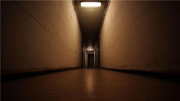 Faeser setzt nicht auf Bunker - Warninfrastruktur wichtiger Blick in einen Gang des ehemaligen Bunkers der rheinland-pfälzischen Landesregierung in Alzey. In Deutschland war 2007 entschieden worden, die öffentlichen Schutzräume abzuwickeln. Dieser Prozess wurde im März 2022 zunächst gestoppt.