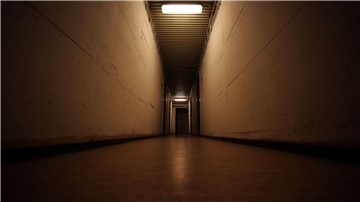 Blick in einen Gang des ehemaligen Bunkers der rheinland-pfälzischen Landesregierung in Alzey. In Deutschland war 2007 entschieden worden, die öffentlichen Schutzräume abzuwickeln. Dieser Prozess wurde im März 2022 zunächst gestoppt.