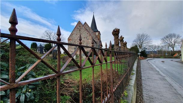 Blick in Richtung Kirche. Auf dem Kirchhof erinnert eine Gedenkschrift an den Kampf der Mulsumer Bauern gegen die Söldner des Erzstifts Bremen im Jahre 1524.