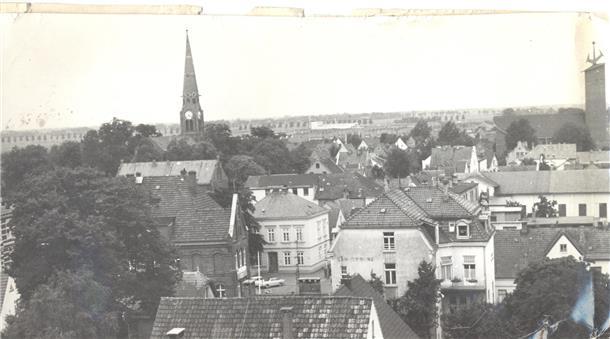 Blick über Brake mit evangelischer Stadtkirche (hinten links) und katholischer Marienkirche (hinten rechts).