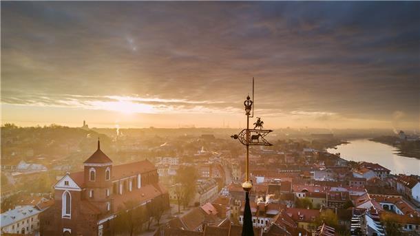 Kaunas beendet Festjahr als Europas Kulturhauptstadt 2022 Blick über die Dächer von Kaunas, der zweitgrößten Stadt Litauens.