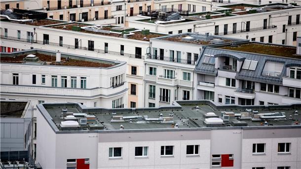 Blick über die Dächer von Mehrfamilienhäusern.