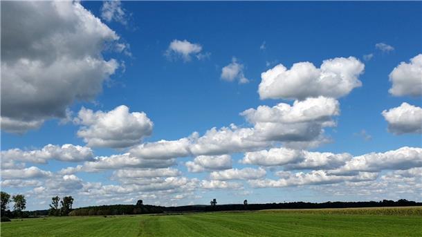 Blick über die Felde nahe der Osteschleife bei Laumühlen.
