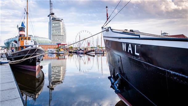 Blick über die Schiffe im Neuen Hafen und Havenwelten.