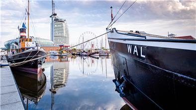 Blick über die Schiffe im Neuen Hafen und Havenwelten.