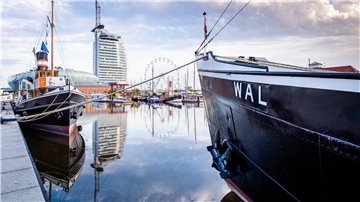 Blick über die Schiffe im Neuen Hafen und Havenwelten.