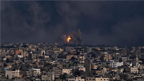 Blick über Gaza-Stadt. Feuer und  Rauch steigen nach einem israelischen Luftangriff auf.