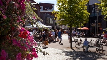 Blick vom Kaemmererplatz in die Cuxhavener Fußgängerzone Nordersteinstraße: Wo sich heute ein Geschäft ans nächste reiht (rechts), stand früher das Karstadt-Kaufhaus. Das Umfeld wurde von der Stadt neu gestaltet, um die Aufenthaltsqualität zu erhöhen.