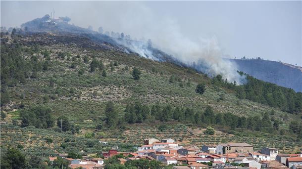 Blick vom spanischen Ort Torrecilla de los Angeles auf den Brand.