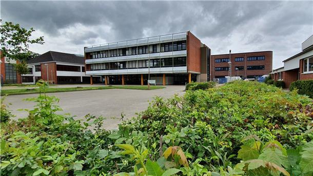 Blick von der Alsumer Straße auf die Oberschule Dorum: Von links bis zur Mitte erstreckt sich ein Altbau, der Anfang kommenden Jahres abgerissen wird. Dahinter ist ein Teil des neuen Klassentraktes zu sehen. Rechts befindet sich die Turnhalle, die erhalten bleibt.