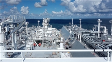 Blick von der Brücke auf LNG-Schiff