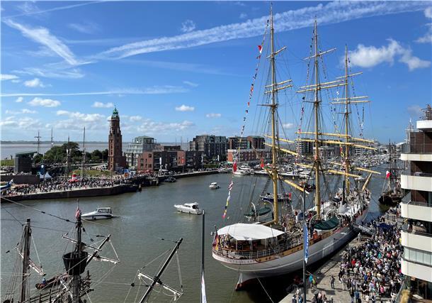 Der Neue Hafen in Bremerhaven: Schiffe, Wasser und ein Leuchtturm.