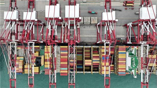 Chinas Wachstum übertrifft Erwartungen - aber Skepsis bleibt Blick von oben auf ein Containerschiff im Hafen von Qingdao in der ostchinesischen Provinz Shandong.
