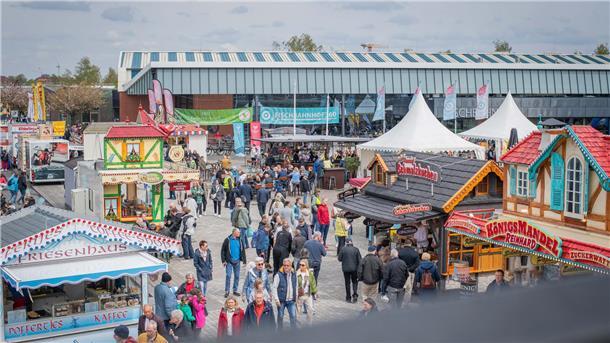 Hi, Fisch! Bilder der Fischparty im Fischereihafen Bremerhaven (mit Sonntag) Blick von oben über das Festgelände auf den Fischbahnhof.