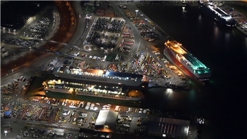 Blick zu den großen Autotransportern: Zeebrügge hat Bremerhaven den Rang abgelaufen, aber zweitgrößter Autoumschlagplatz in Europa ist die Seestadt immer noch.