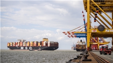 Blick zum Containerterminal in Bremerhaven - hier mit der Ankunft der „MSC Gülsün“.