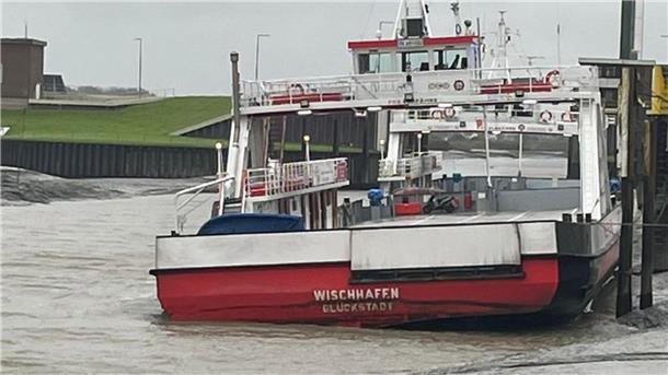Unwetter an den Küsten (Update #27): Person auf Fehmarn von Baum erschlagen Blick zur Elbfähre Wischhafen-Glückstadt: So tief lag die "Wischhafen" noch nie im Schlick.