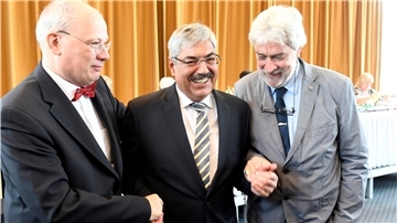Blick zurück ins Jahr 2016: Melf Grantz – im Bild mit SPD-Fraktionschef Sönke Allers (links) und Stadtrat Uwe Parpart – wird zum ersten Mal wiedergewählt.
