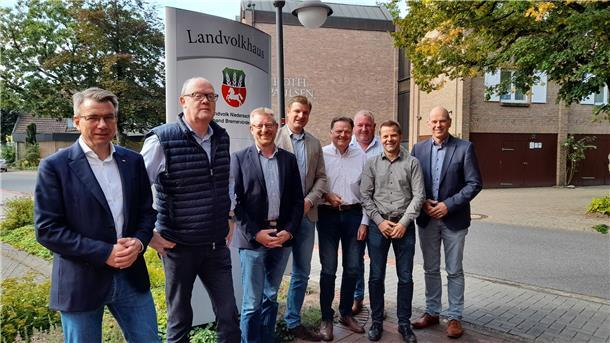 Blicken auf ein spannendes Erntejahr (von links): Jan Lahde, Klaus-Dieter Masselink, Torsten Stehr, Raphael Pape, Germann Cordes, Alexander von Hammerstein, Matthias Gerken und Stephan Warnken.