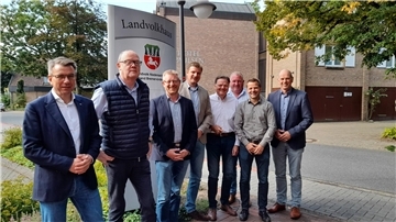 Blicken auf ein spannendes Erntejahr (von links): Jan Lahde, Klaus-Dieter Masselink, Torsten Stehr, Raphael Pape, Germann Cordes, Alexander von Hammerstein, Matthias Gerken und Stephan Warnken.