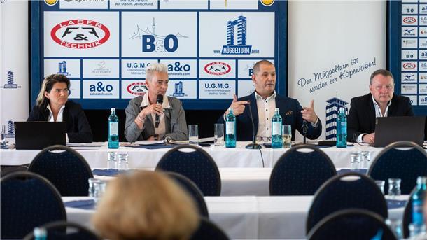 Blicken konsterniert drein: die Präsidiumsmitglieder der DESG.