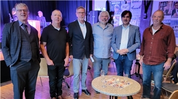 Sechs Männer stehen nebeneinander
