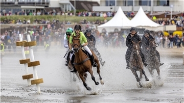 Blindflug in der Gischt: Wie in einer Wolke verschwanden Pferde und Sulkys. Es gab einige Herzschlag-Finals, bei denen erst das Zielfoto klare Auskunft übers Ergebnis gab.