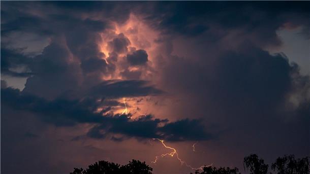Gewitter über Niedersachsen: Keine größeren Schäden Blitze entladen sich während eines Gewitters.