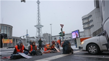 Blockade der Letzten Generation am Dreieck Funkturm in Berlin.