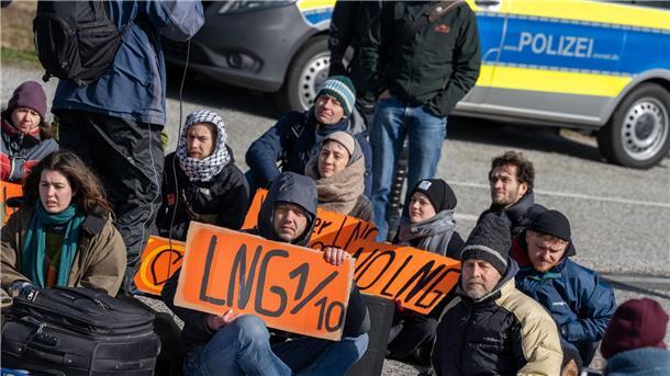 Blockade der Zufahrtsstraße zum Hafen Mukran.