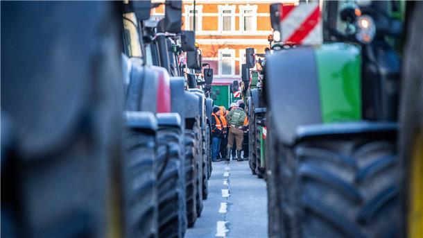Bauernproteste: Mehr als 2000 demonstrieren in Aurich - Scholz: „Galgen sind keine Arguemente“ Blockade vor der Stadtverwaltung.