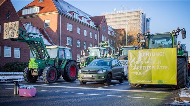 Bauernproteste: Mehr als 2000 demonstrieren in Aurich - Scholz: „Galgen sind keine Arguemente“ Blockade vor der Stadtverwaltung.